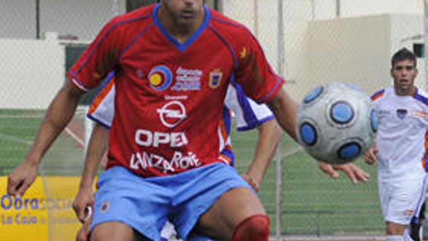 Rosmen, delantero de la UD Lanzarote, en la Ciudad Deportiva. i LP / DLP