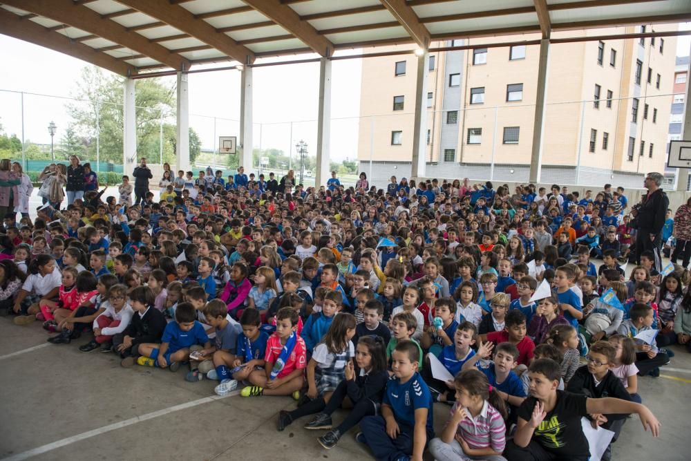 Los jugadores del Real Oviedo, Esteban y Diegui, visitan el colegio de La Corredoria 2