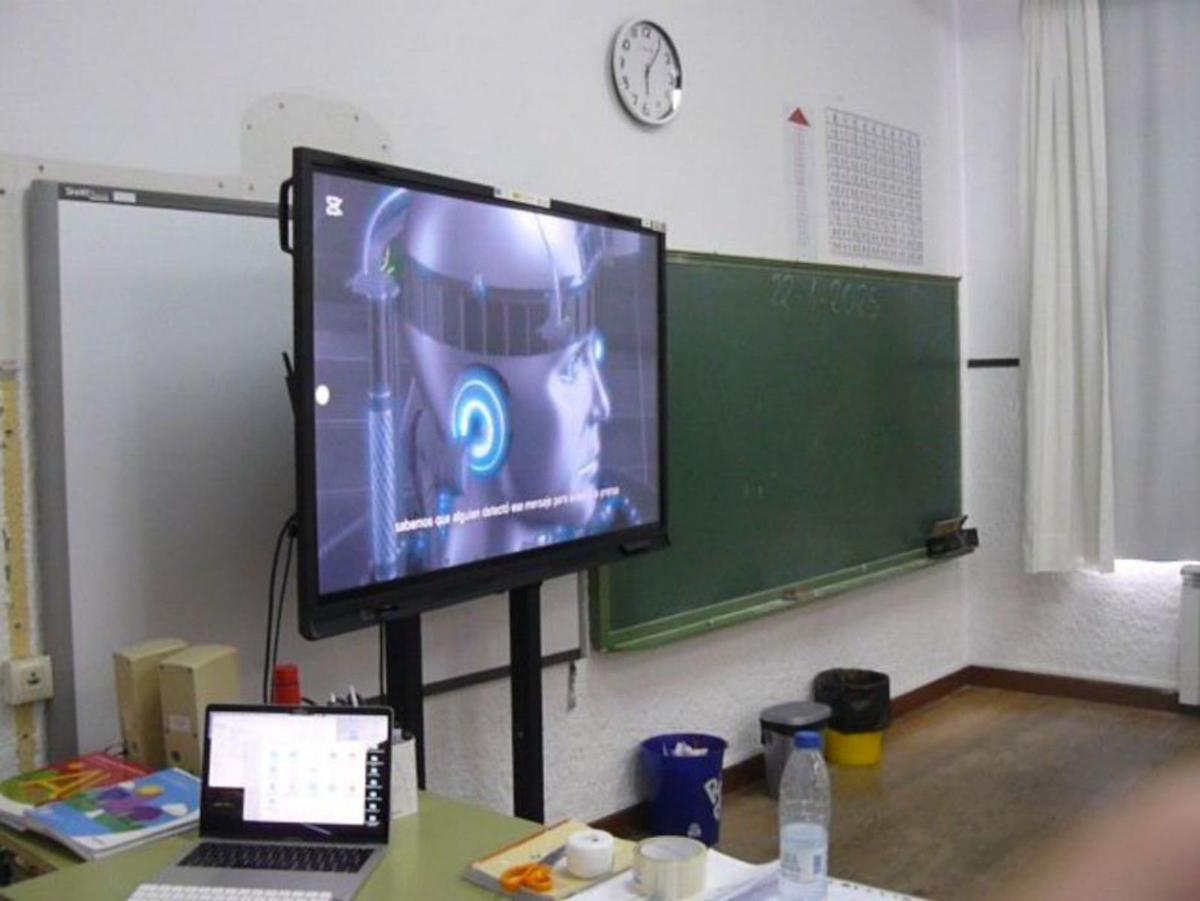 Un escolín del Matemáticu Pedrayes, preparando’l sensor de midida de la contaminación.