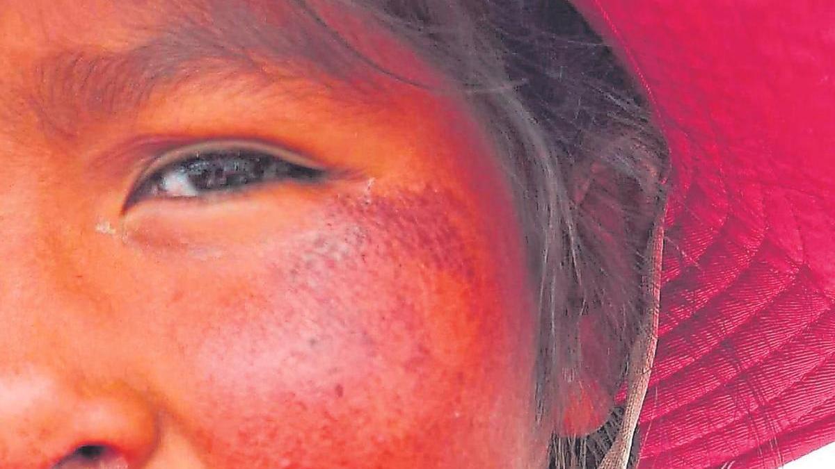 Un niño de un poblado peruano posa ante la cámara del viajero.