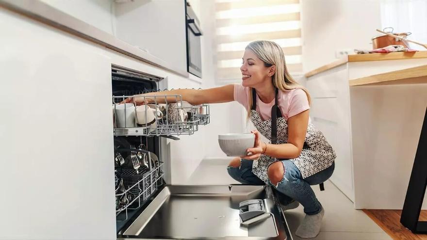 Siete objetos que no deberíamos meter en el lavavajillas bajo ningún concepto y aún así lo hacemos