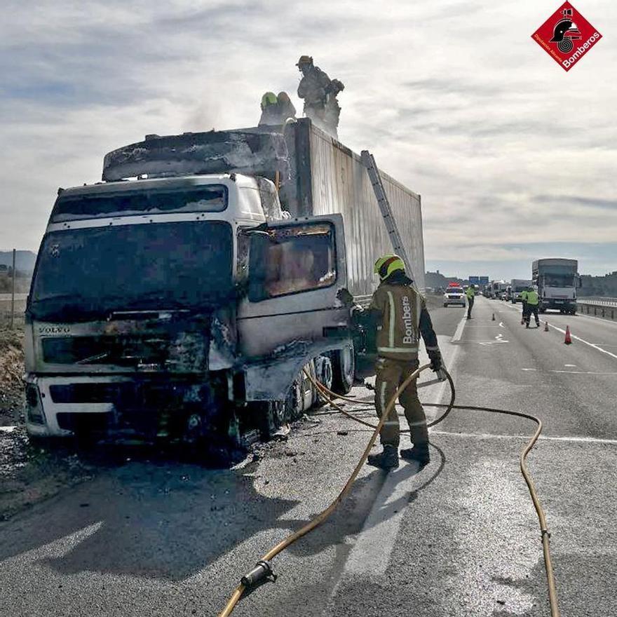 La Guardia Civil ha limitado el paso de vehículos a un carril hasta que los bomberos han finalizado su intervención.