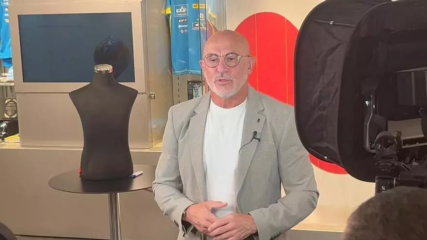 Baño de masas para Luis de la Fuente tras su visita a Telefónica