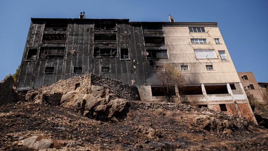 Un edificio afectado por las llamas en el entorno de Bejis.