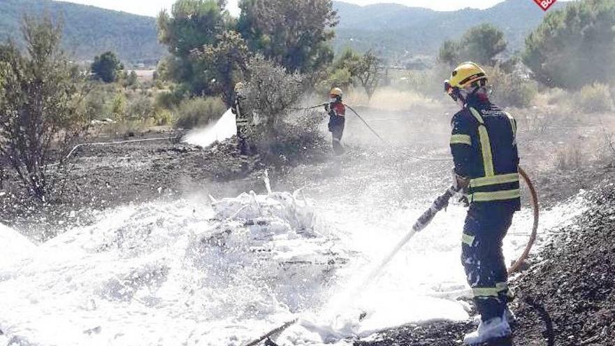 Efectivos actuando en el incendio de Castalla.