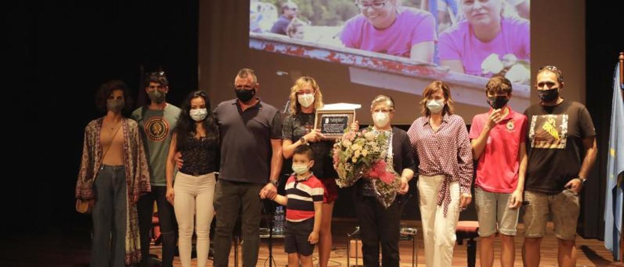 Verónica Rodríguez, en el centro, rodeada por sus familiares en el escenario del Teatro Clarín.