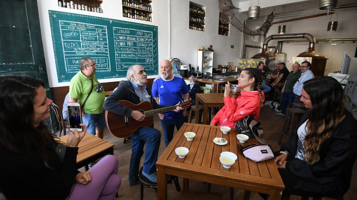 Cantos de taberna con chiquita de Ribeiro en la Cervecería Nasa.