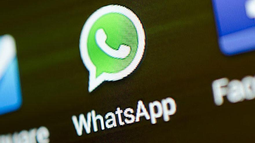 El logo de WhatsApp en la pantalla de un smartphone.