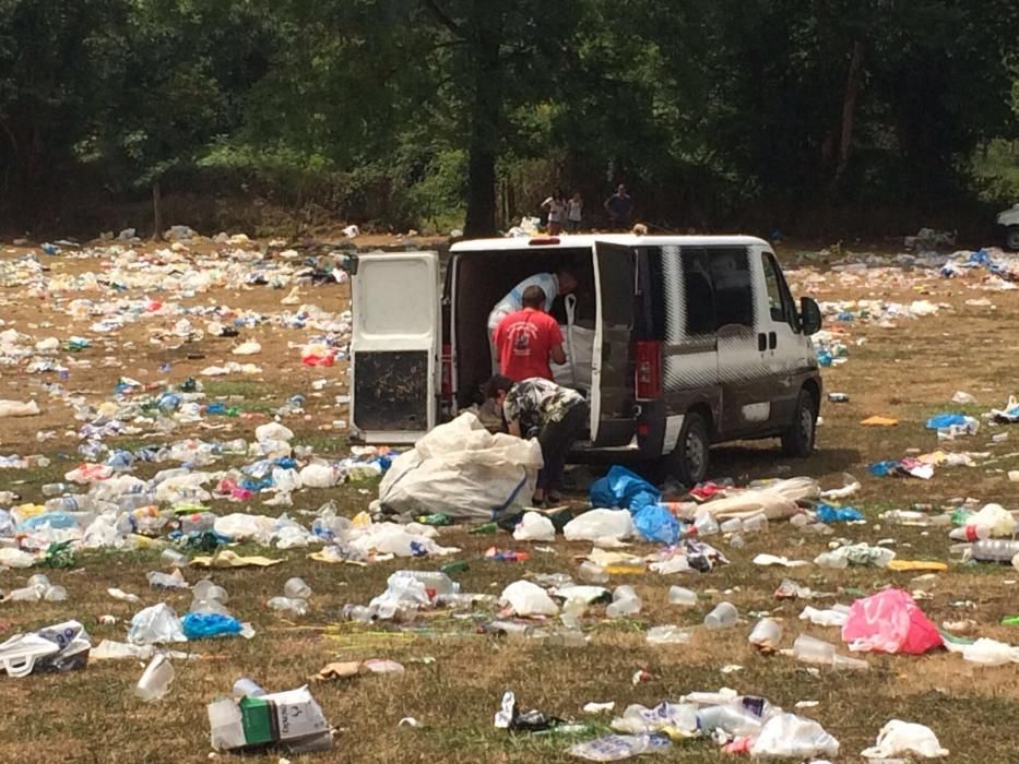 Restos de basura tras el Carmín