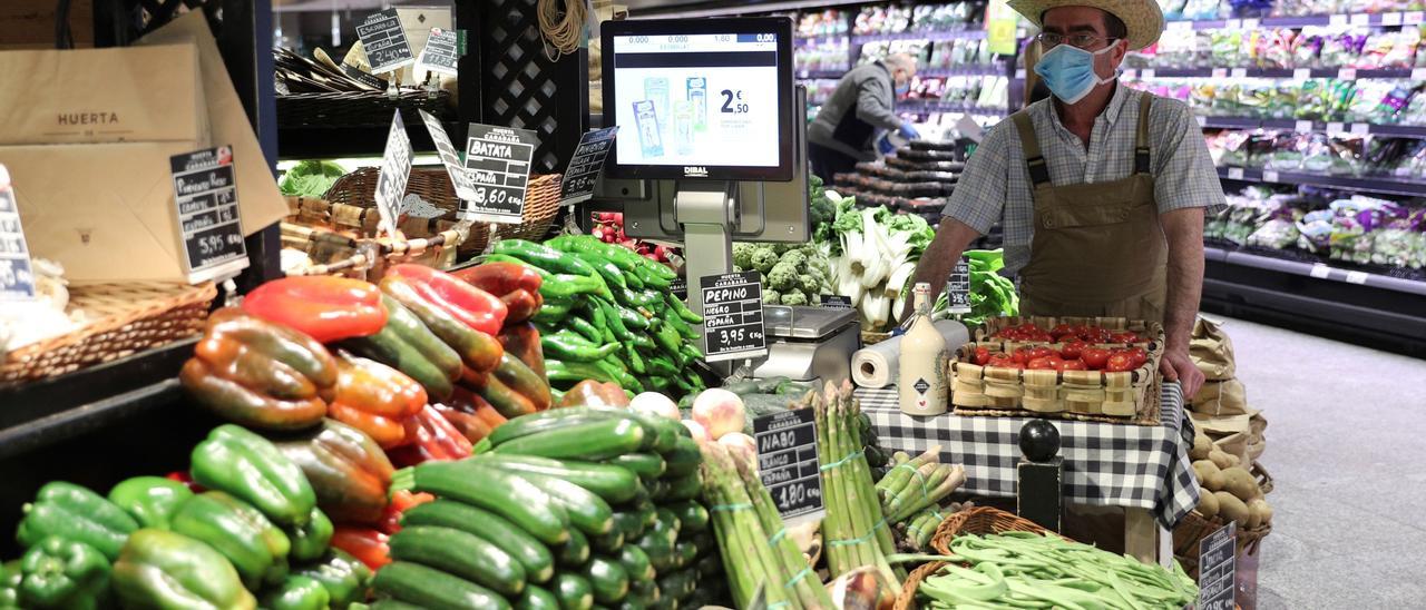 Empleado de un supermercado con mascarilla.