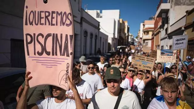 Los Silos se echa a la calle en peso para exigir la reapertura de su piscina