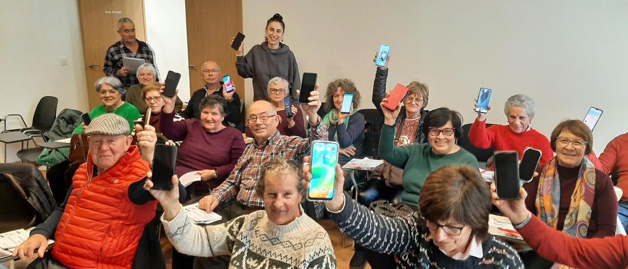 Los participantes en el curso muestran ayer sus teléfonos móviles al final de la clase.