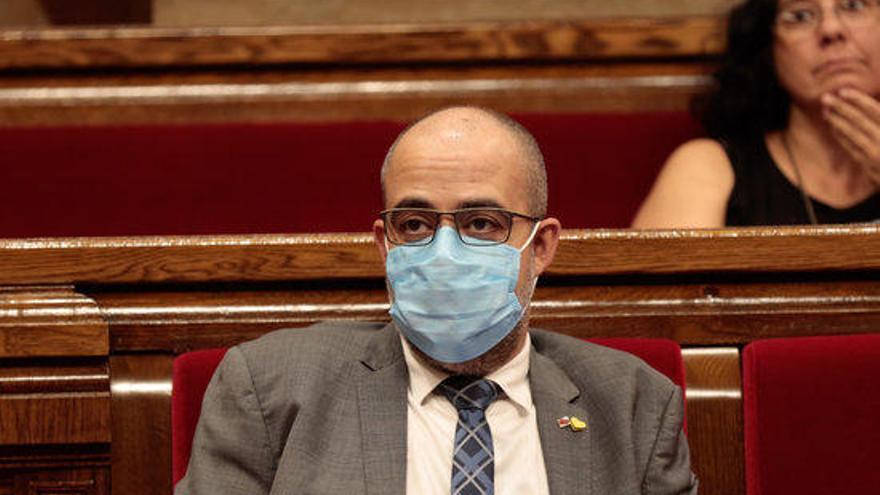 El conseller de l&#039;Interior, Miquel Buch, assegut al seu escó durant el ple del Parlament