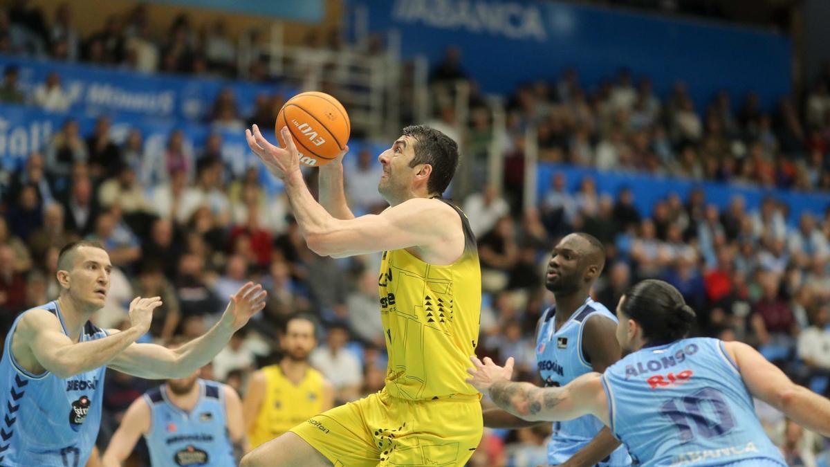 Gio Shermadini se dispone a anotar en el duelo contra el Breogán.