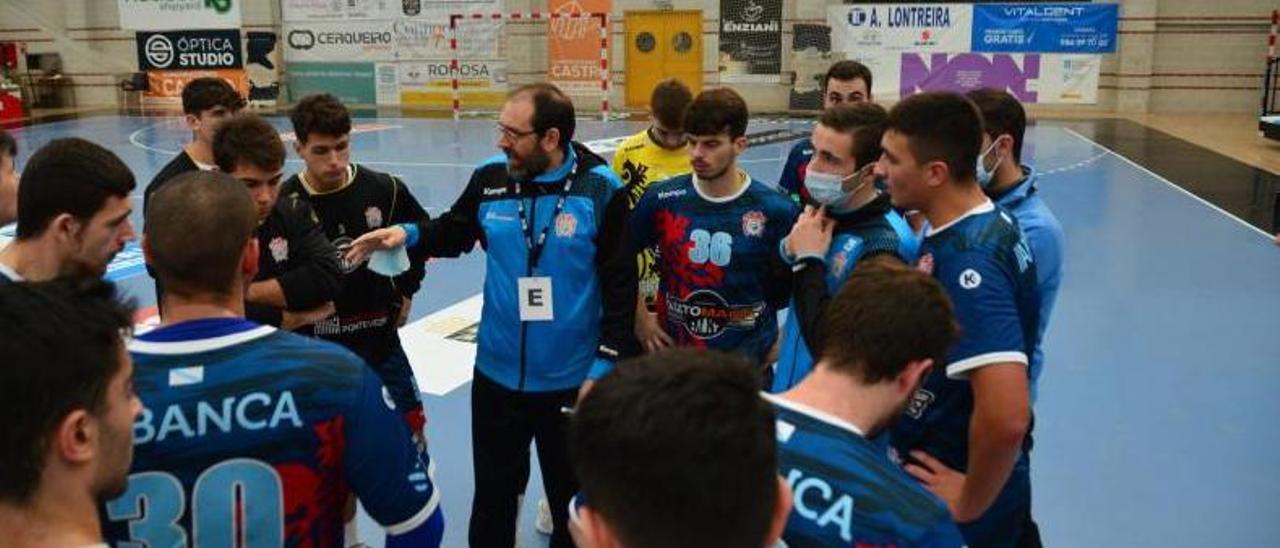Mingos da Cunha imparte instrucciones a sus jugadores durante un tiempo muerto. |  // GONZALO NÚÑEZ