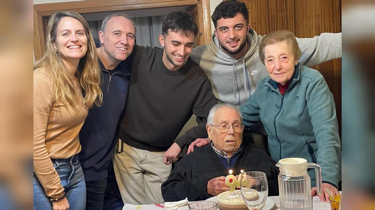 Manolo Nicolás, padre e hijo, bien acompañados por su familia.