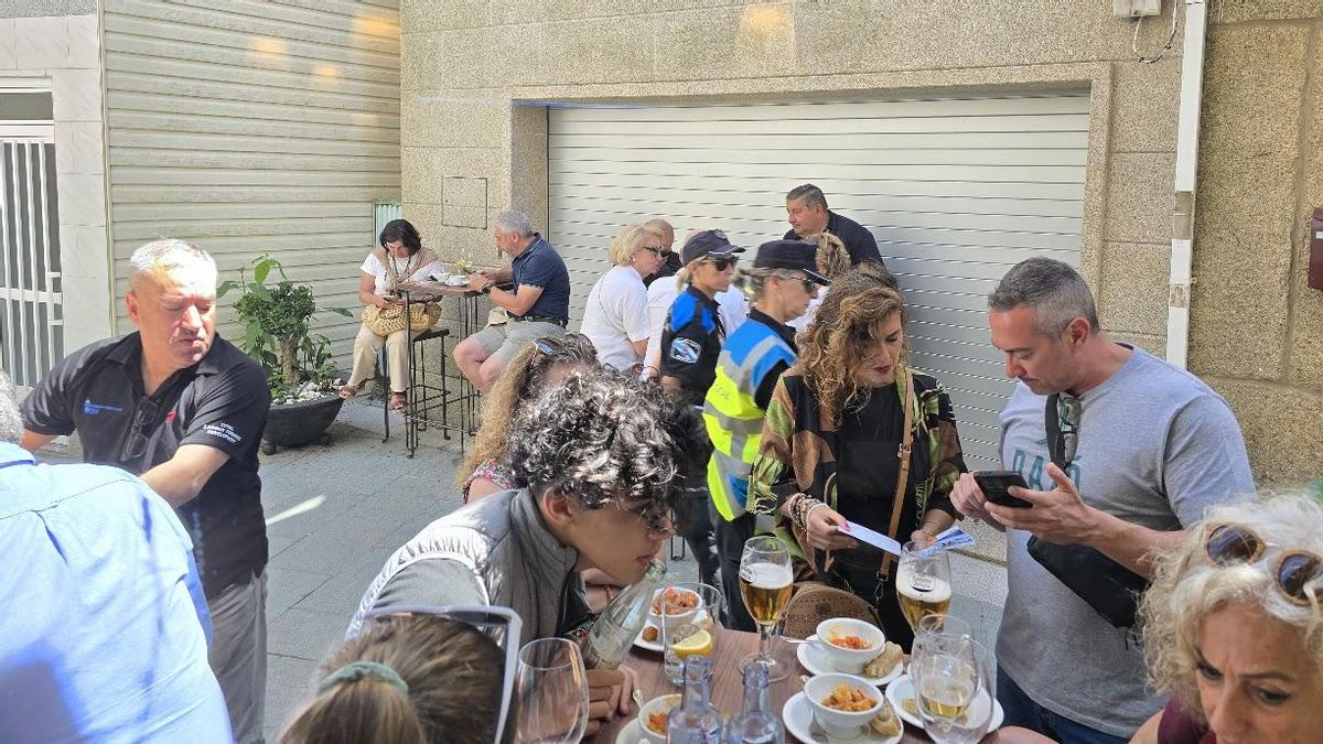 Dos auxiliares patrullando a pie en la calle O Cruceiro.