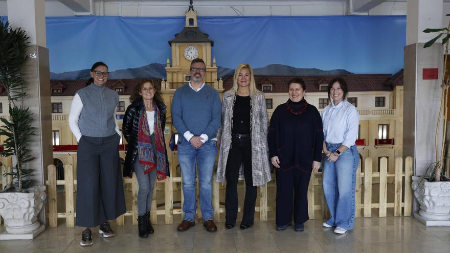 María Berdasco y Eva Ledo se dan un baño de masas con el alumnado del colegio de San Pedro de los Arcos
