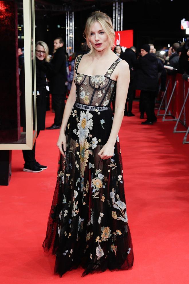 Sienna Miller, con el vestido transparente de Dior