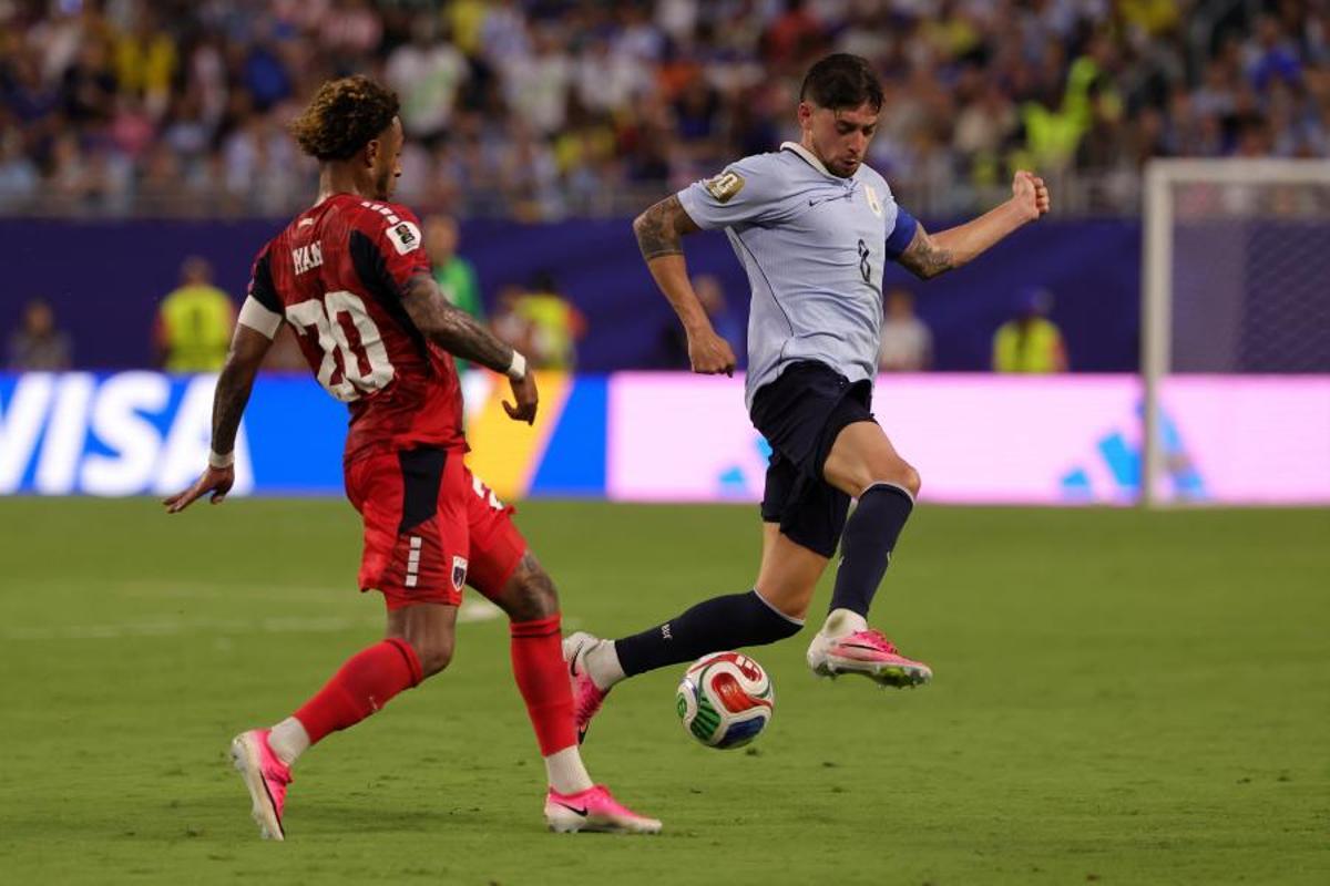 Fede Valverde pugna por un esférico en el partido de Uruguay ante Cabo Verde.