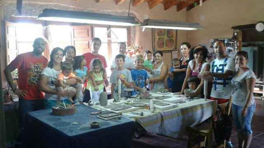 El sector infantil de Torregamones aprende el arte de la cerámica