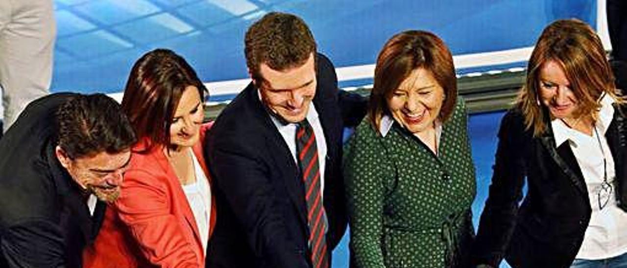 Pablo Casado, con los dirigentes del PP valenciano en un acto electoral.