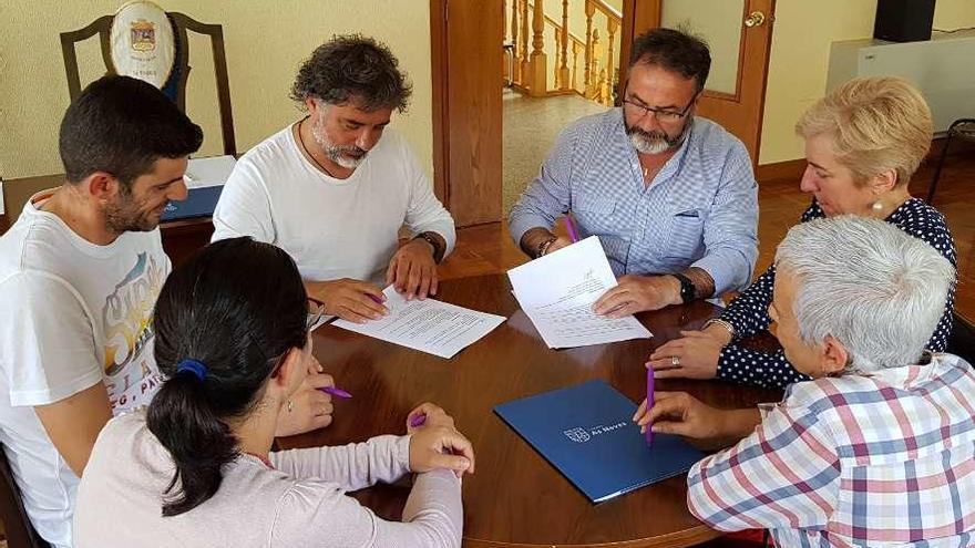 Rodríguez Méndez y Marcelino Couto firman en presencia de los demás concejales en As Neves.  // D.P.