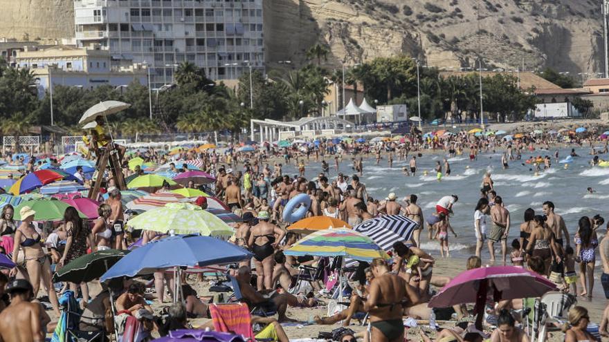 La playa del Postiguet, esta tarde, repleta de bañistas