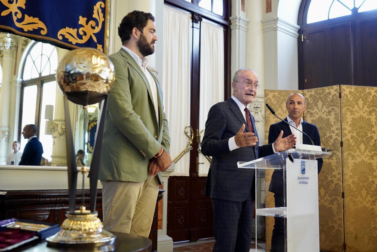 Paco de la Torre dedicándole unas palabras al club junto a Borja Vivas y el trofeo del ascenso
