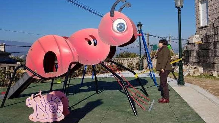 La alcaldesa visita las obras realizadas en el parque de Atios. // D. P.