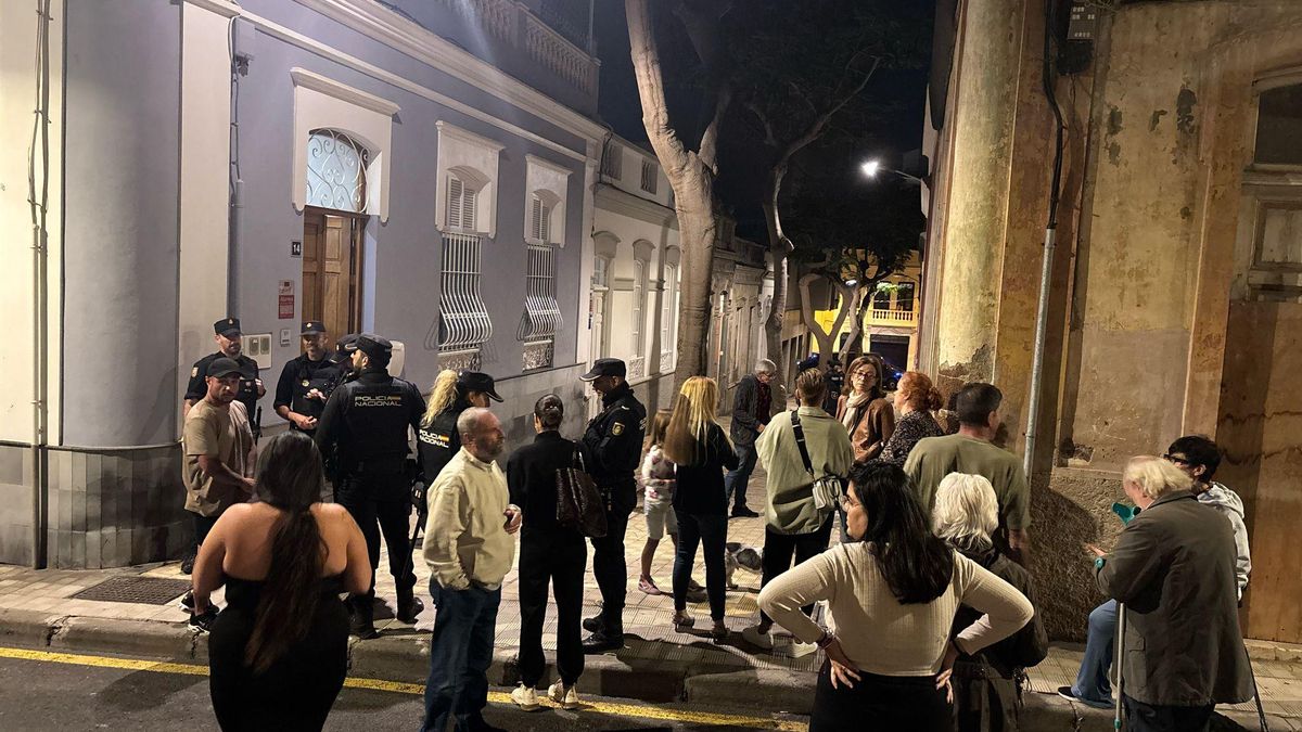 Despliegue policial en el Pasaje Ravina Segunda después de que uno de los 'okupas' amenazara a un vecino con un cuchillo.