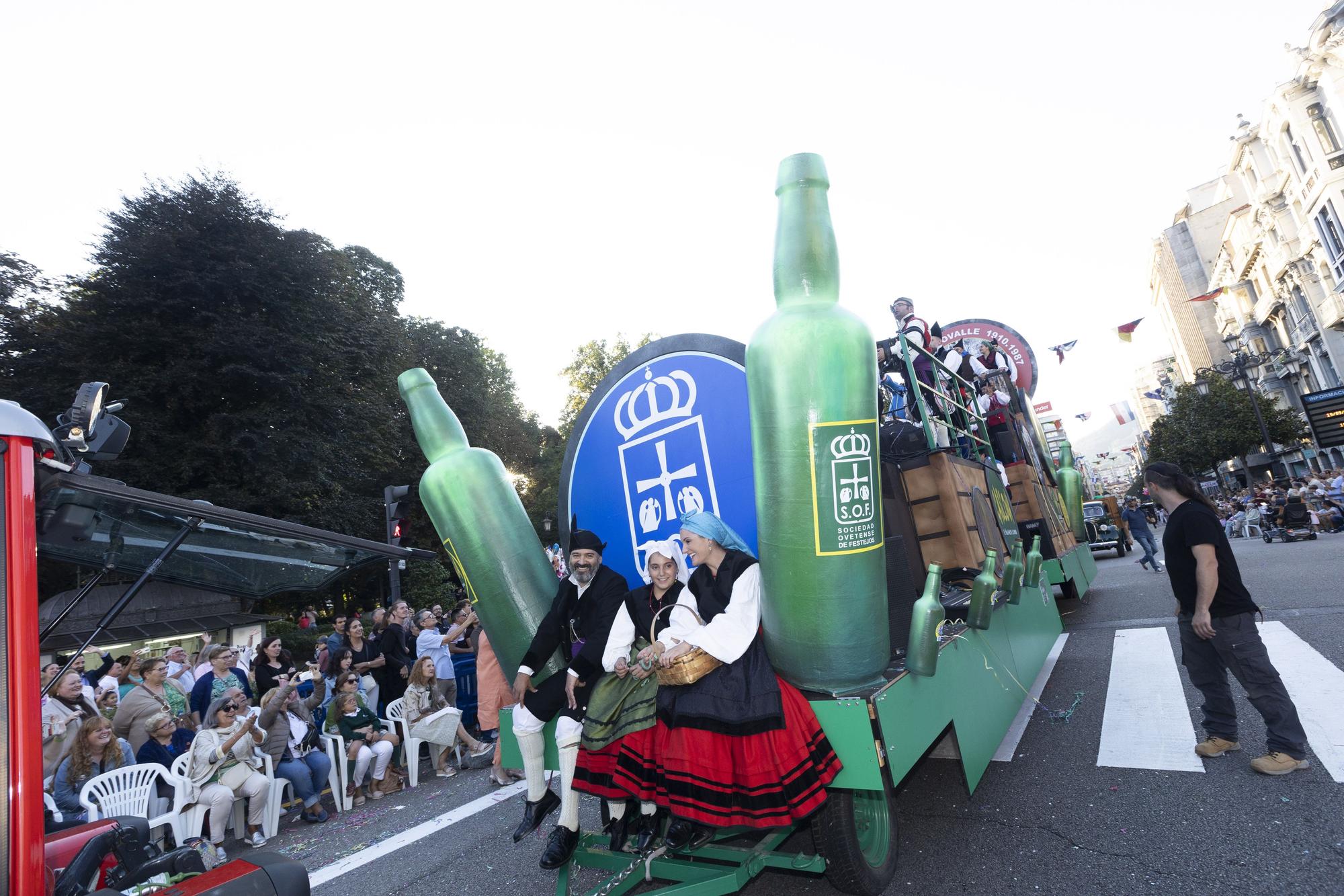 En Imágenes: El Desfile del Día de América llena las calles de Oviedo en una tarde veraniega