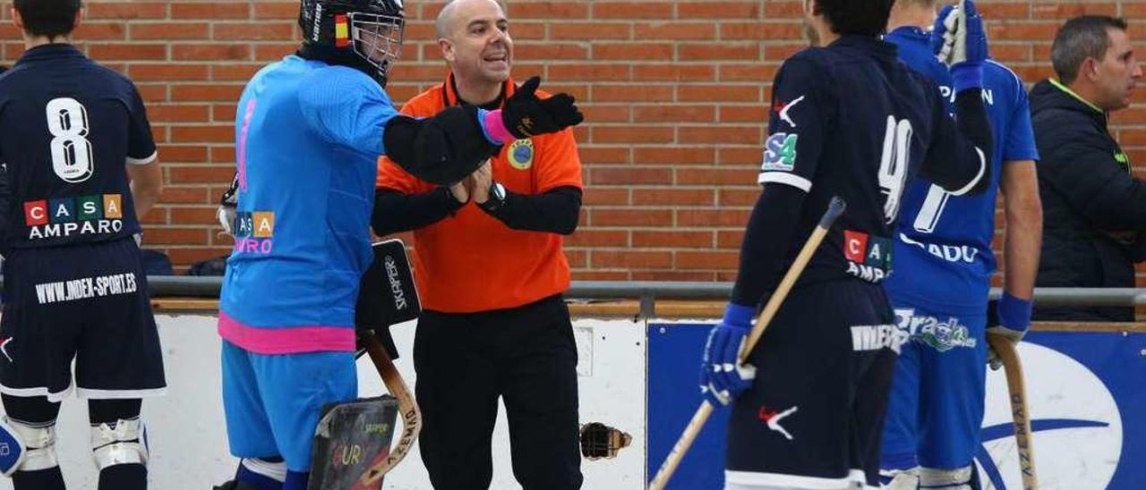 Ignacio Garmendia, en su faceta de árbitro de hockey, en un partido.