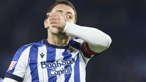Oyarzabal, capitán de la Real Sociedad, en un partido.