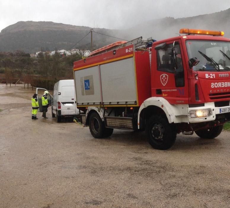 Rescate de dos personas atrapadas en una furgoneta en Alfarnatejo.