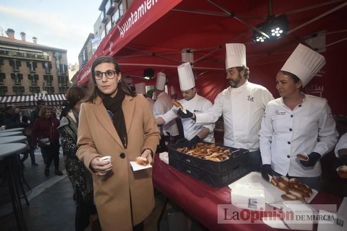 Degustación de monas y chocolate en la Plaza del Romea