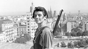 Marina Ginestà, en una foto propagandísticamente perfecta, en los alto del Hotel Colón de la plaza de Catalunya, cuartel general del PSUC en 1936.