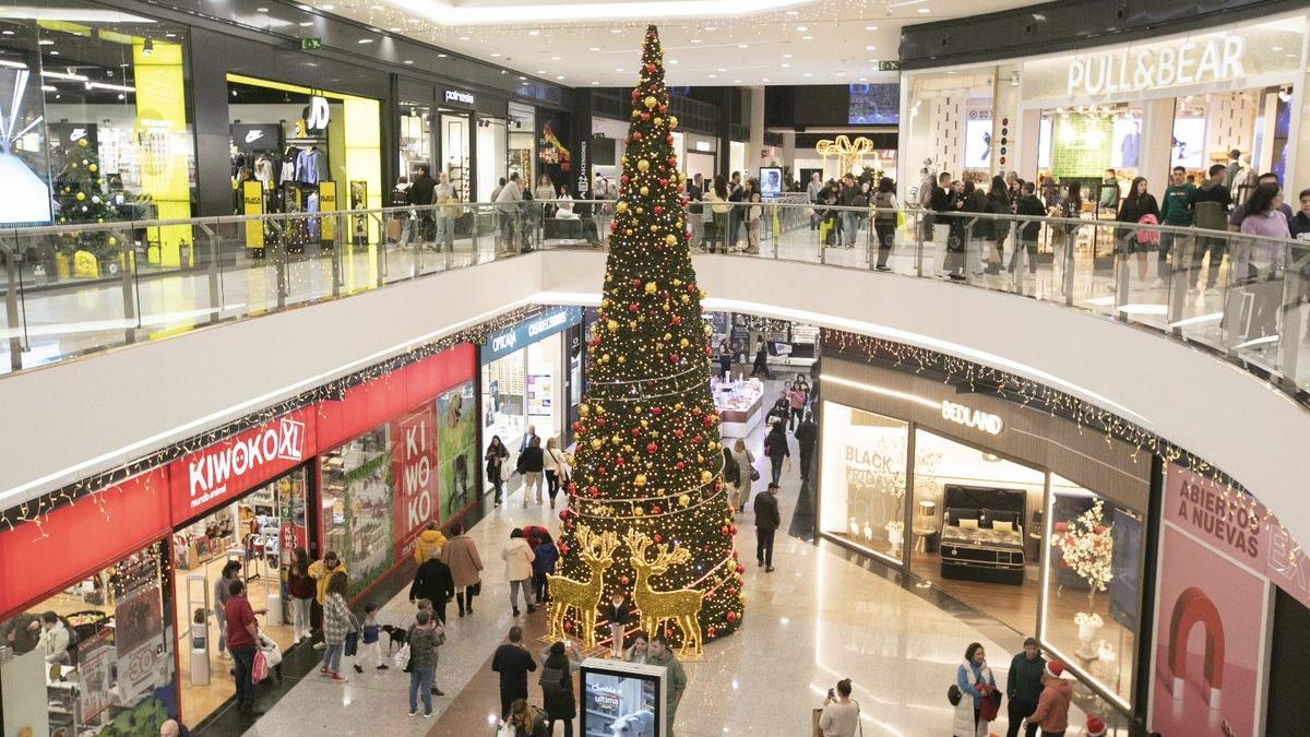 Vista panorámica del árbol de Navidad instalado en el Centro Comercial As Cancelas