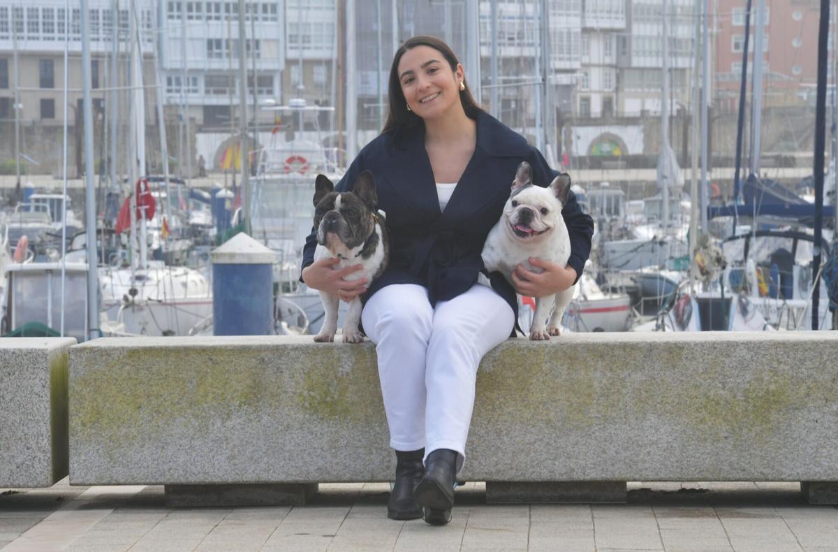 Lucía Fernández, en la Dársena con sus dos perros influencers John y Olivia
