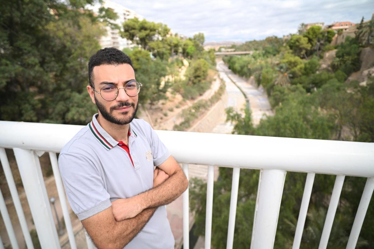 Marouane Abatouy en el puente en el que ocurrieron los hechos.