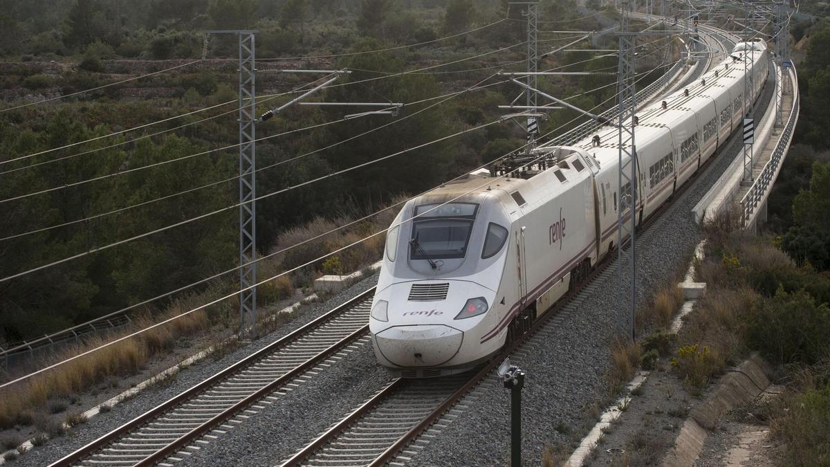 Un tren circulando por el Corredor del Mediterráneo, a la altura de Hospitalet de L'Infant.
