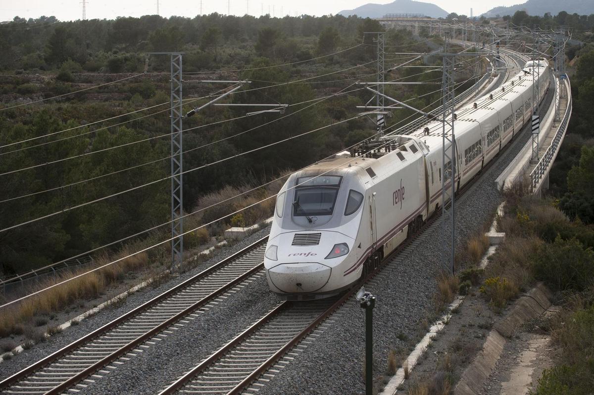 Un tren circulando por el Corredor del Mediterráneo, a la altura de Hospitalet de L'Infant.