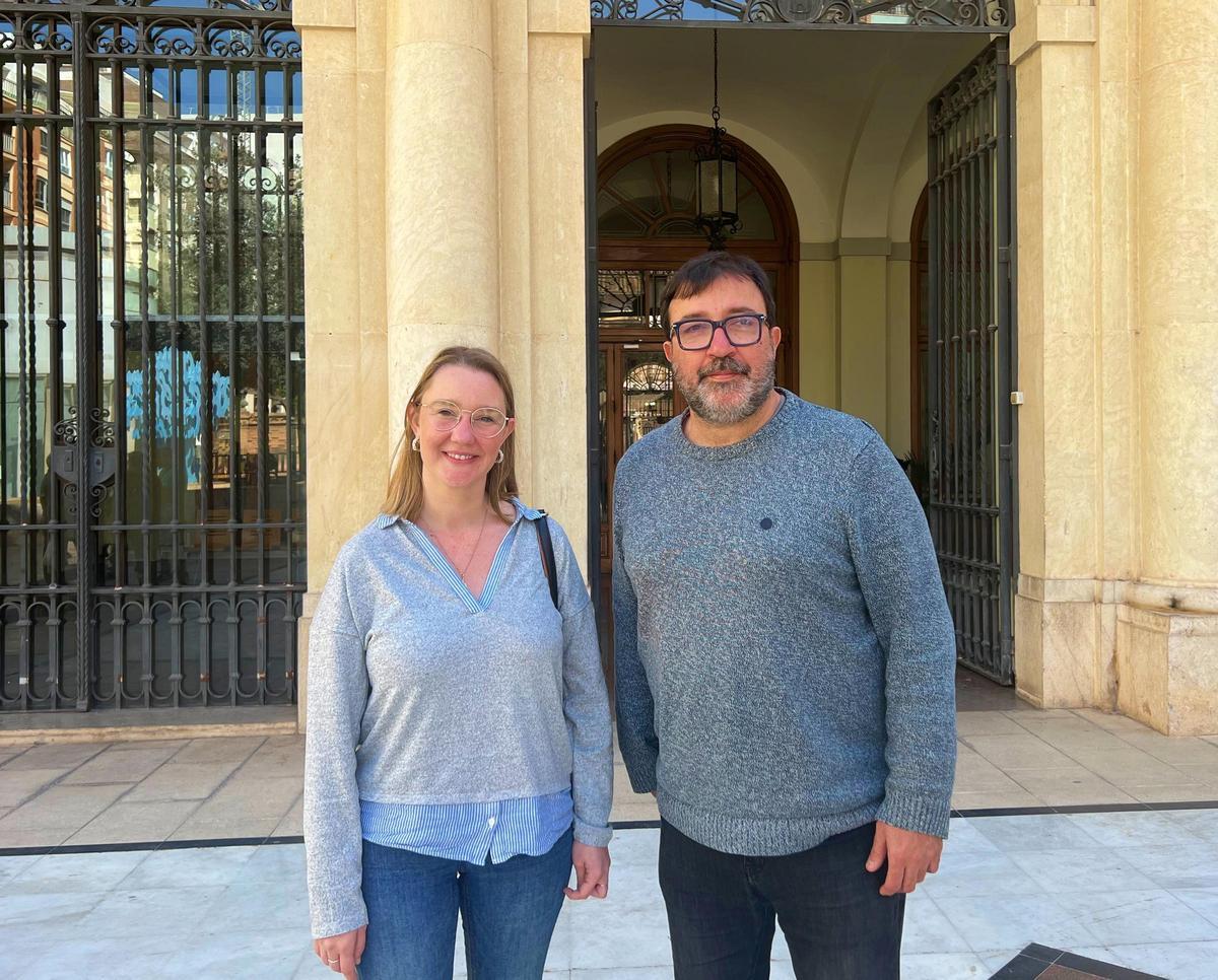 Els diputats provincials Maria Fajardo i David Guardiola, davant del Palau de les Aules.