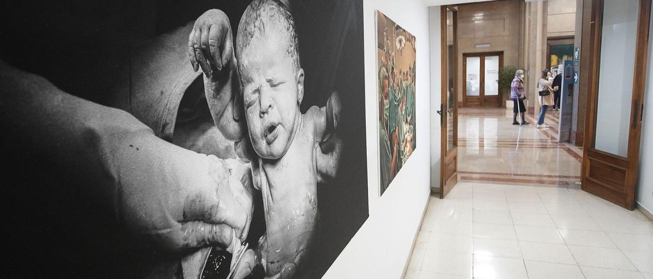Una imatge de les reproduccions de gran format de fotografies de Tino Soriano que s’han col·locat en diferents espais de l&#039;Hospital Josep Trueta.