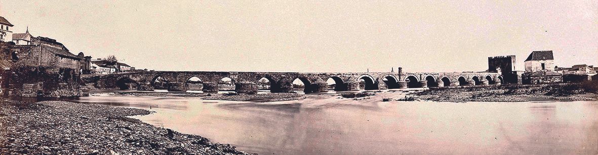 Una atípica vista del perfil del Puente Romano realizada antes de 1867 por los fotógrafos de la compañía madrileña de Jean Laurent.
