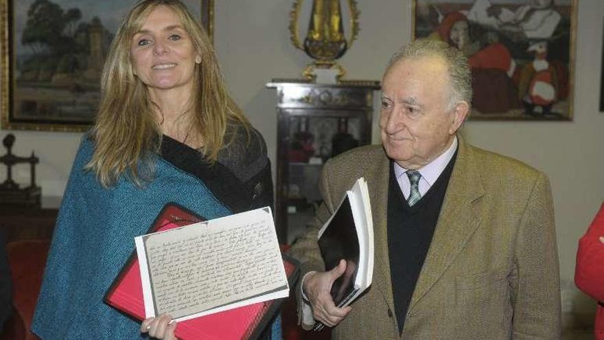 La nieta de José Mejuto, Ana Paula Mejuto, con Xesús Alonso, cuando entregó las cartas de su abuelo a la Real Academia Galega. // V.E.