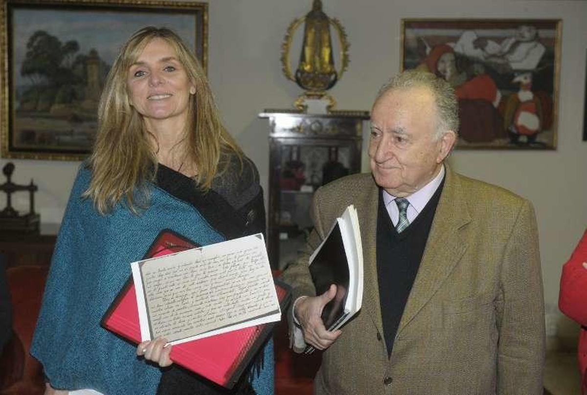 La nieta de José Mejuto, Ana Paula Mejuto, con Xesús Alonso, cuando entregó las cartas de su abuelo a la Real Academia Galega. // V.E.