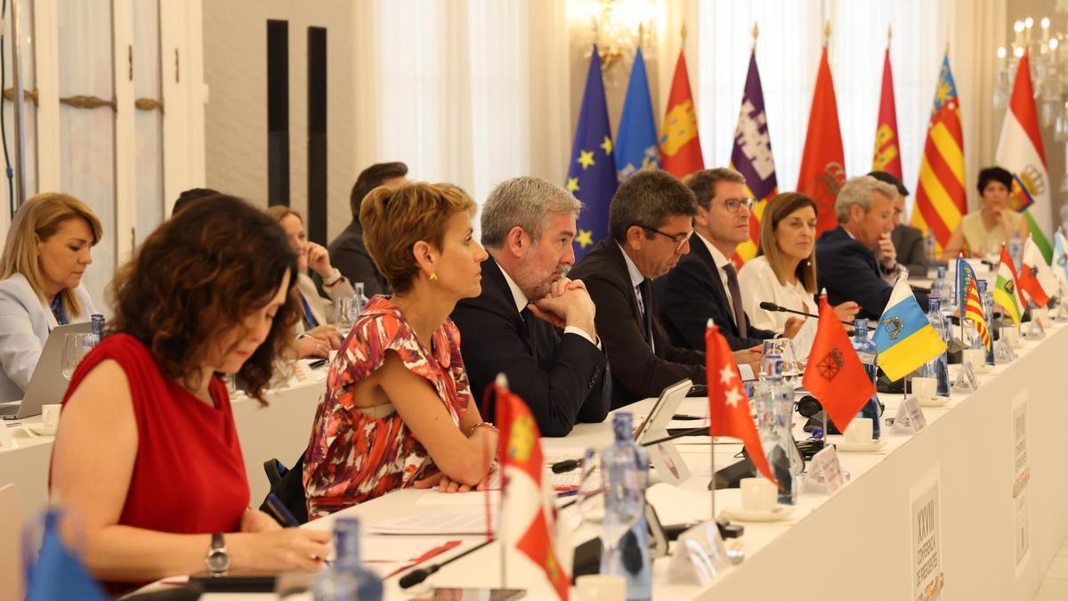 Un instante de la Conferencia de Presidentes con Isabel Díaz Ayuso en primer término y Fernando Clavijo en el centro.