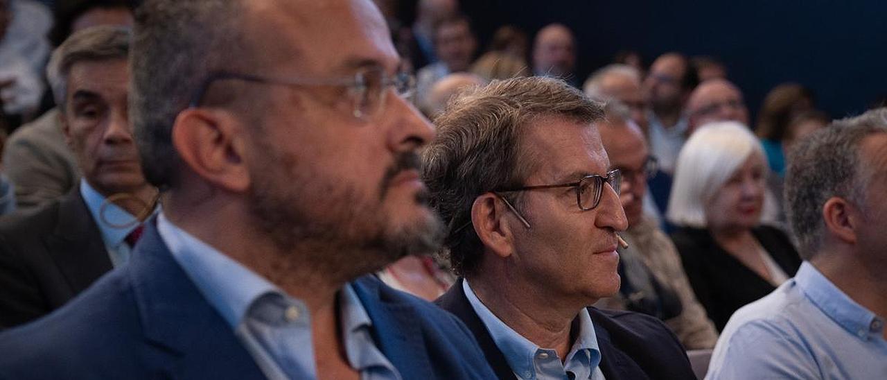 El presidente del PP, Alberto Núñez Feijóo, junto al líder del partido en Cataluña, Alejandro Fernández.