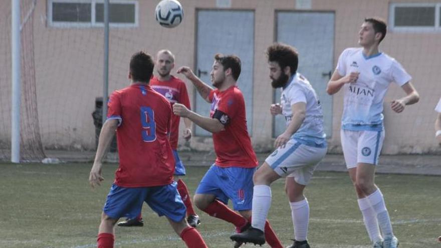 Una acción del duelo de ayer entre Domaio y Cesantes. |  // S. ÁLVAREZ